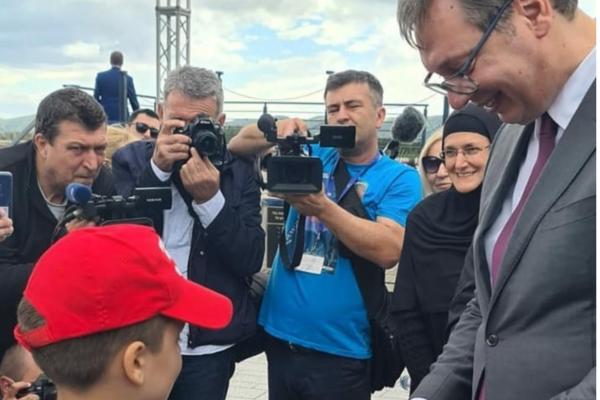 PREDSEDNIK MU OMOGUĆIO DA LETI PRVI PUT AVIONOM! Mali Miloš se Vučiću zahvalio da veoma simpatičan način(FOTO)