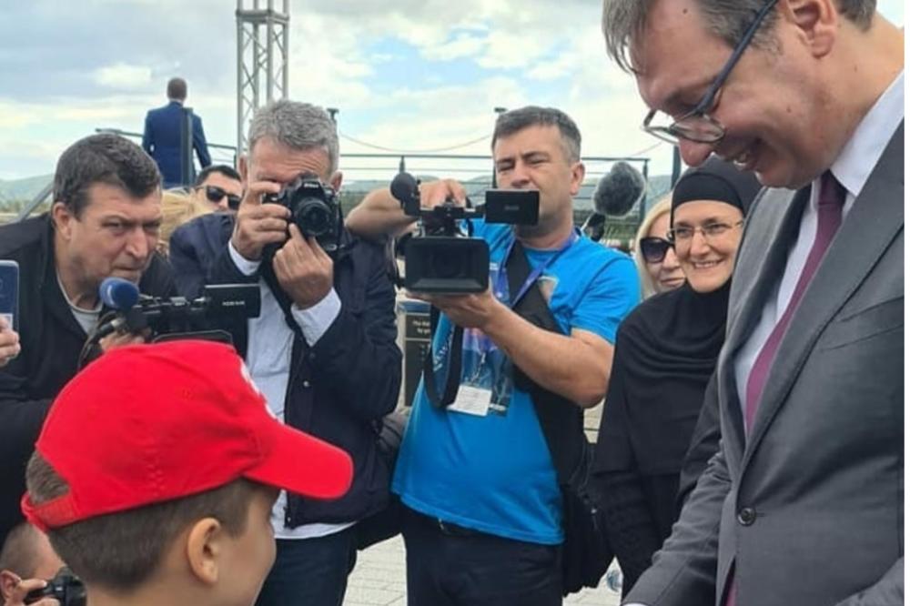 PREDSEDNIK MU OMOGUĆIO DA LETI PRVI PUT AVIONOM! Mali Miloš se Vučiću zahvalio da veoma simpatičan način(FOTO)
