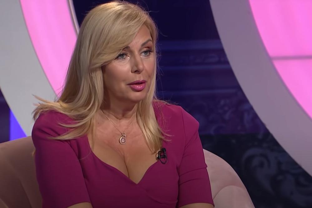 DEKOLTE OVE VODITELJKE (53) SVI KOMENTARIŠU! Nedavno je postala baka i ne stidi se da pokaže vitku liniju!