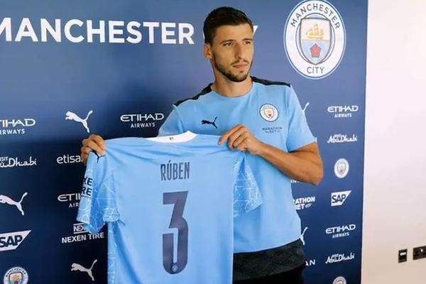 ŠTOPER SITIJA PROGLAŠEN ZA NAJBOLJEG IGRAČA PREMIJER LIGE: Opravdao skupoceni transfer iz Benfike!