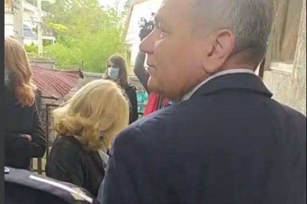 5 LJUDI MOŽDA OSTANE BEZ KROVA: Izvršiteljka ceo dan sedi u dvorištu Vojine kuće! (VIDEO)