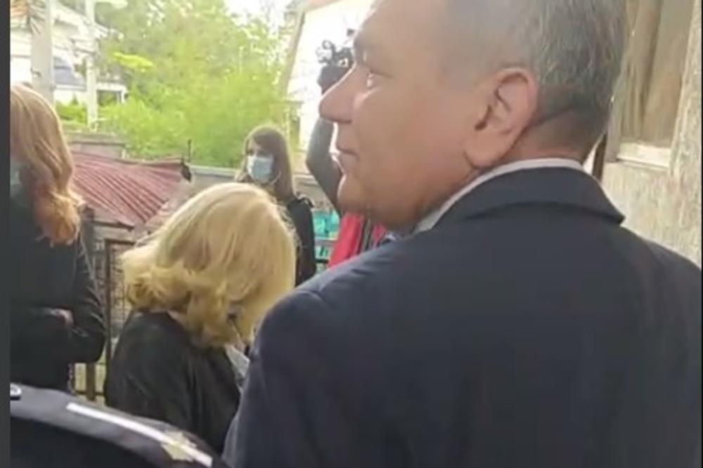 5 LJUDI MOŽDA OSTANE BEZ KROVA: Izvršiteljka ceo dan sedi u dvorištu Vojine kuće! (VIDEO)