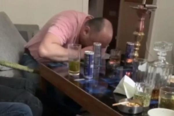 POLITIČAR DARKO MAMAKOVIĆ UHVAĆEN KAKO ŠMRČE KOKAIN! (FOTO)