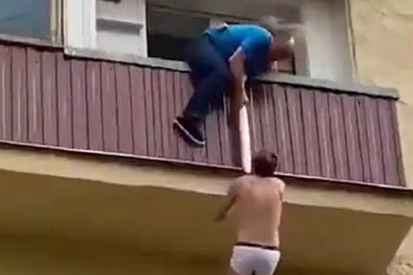 ŠVALER UHVAĆEN U PRELJUBI, BESNI MUŽ GA JURIO GOLOG PREKO TERASE: Snimak iz Beograda? ŠOK (VIDEO)