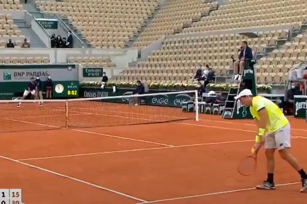 EKSPLOZIJA UPLAŠILA TENISERA: Poslušajte kako je to puklo, umalo mu nije spao kačket sa glave! (VIDEO)