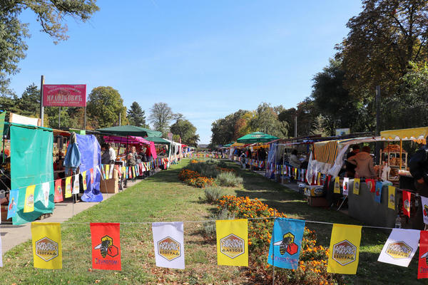 OTVOREN SAJAM PČELARSTVA NA TAŠMAJDANU: Za srpski med čulo se nadaleko, evo ŠTA SVE IMA DA SE KUPI