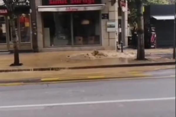 GEJZIR U CENTRU BEOGRADA! Pukla cev, ŠIKLJA SAMO TAKO! Ljudi u neverici beže iz ove ulice (VIDEO)