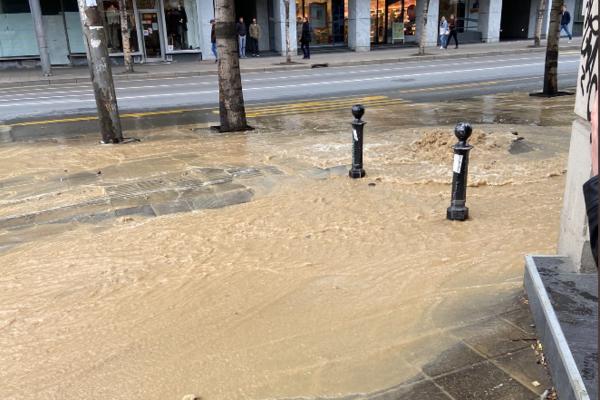 U CENTRU BEOGRADA CELA ULICA PLIVA U MULJU I VODI! Zna se kad će se KVAR SANIRATI (FOTO)