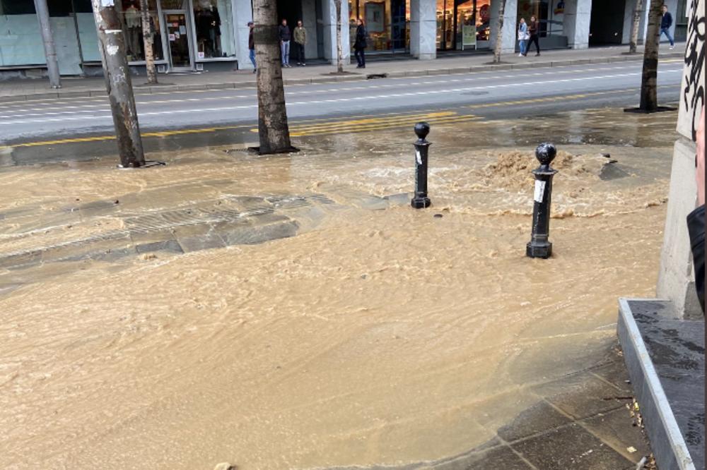 U CENTRU BEOGRADA CELA ULICA PLIVA U MULJU I VODI! Zna se kad će se KVAR SANIRATI (FOTO)