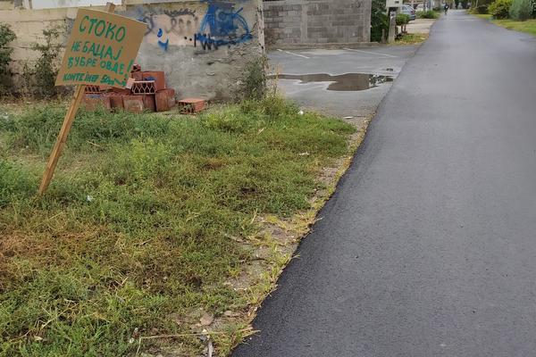 BORČANAC DOŽIVEO SLOM: Okačio tablu u dvorištu, izvređao komšije, ali ih naučio da se ponašaju kao ljudi (FOTO)