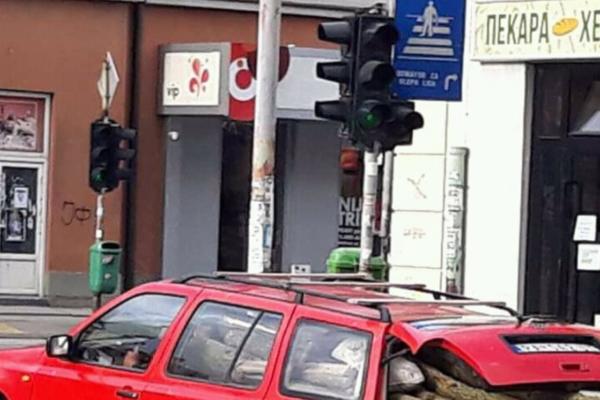 KAKO, MAJSTORE? URNEBESNA SCENA IZ PANČEVA ZAPANJILA SRBE: Pogledajte kako se ovaj čovek SPREMA ZA ZIMU (FOTO)