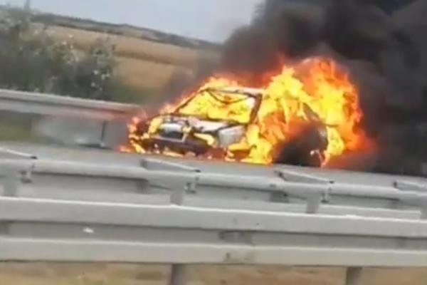 AUTO SAMO PLANUO, LJUDI GLEDALI U NEVERICI: Ovo se desilo na auto-putu kod naplatne stanice Kać (VIDEO)