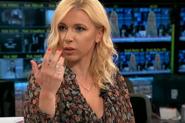 DOK JE IRINA VUKOTIĆ SEDELA PRED KAMERAMA, ŠLIC JOJ OTIŠAO DO PUPKA! Svima se pogled odmah spustio na njenu suknju