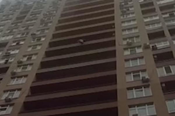 ŽENA SE BACILA SA 15. SPRATA, ALI JU JE PAVLE UHVATIO: Držao ju je dok pomoć nije stigla, kamere snimile SVE