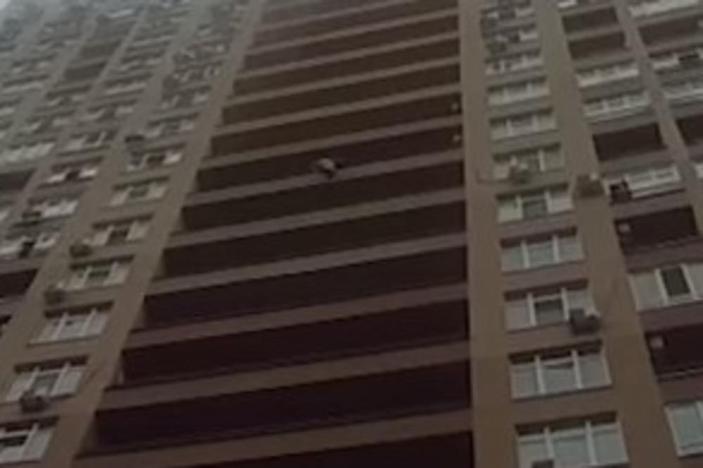 ŽENA SE BACILA SA 15. SPRATA, ALI JU JE PAVLE UHVATIO: Držao ju je dok pomoć nije stigla, kamere snimile SVE