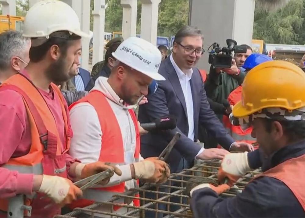 Predsednik sa radnicima