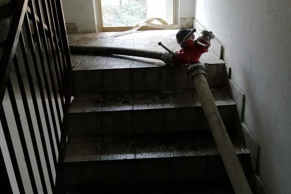 ŠTA JE OVO DANAS? Vatra buknula i u Zemunu, vatrogasci na dva kraja grada gasili požare (VIDEO)