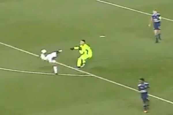 PETOM BEZ GLEDANJA SA 17 METARA: Ovo je najluđi gol koji se ikada videli - odmah udelite Puškaš nagradu gospodinu!