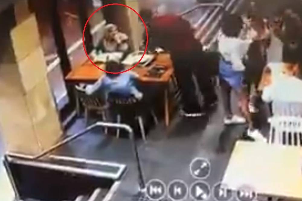 HRVAT BRUTALNO IZUDARAO MUSLIMANKU TRUDNICU! Kakva zver od čoveka, snimak je BRUTALAN! (VIDEO)