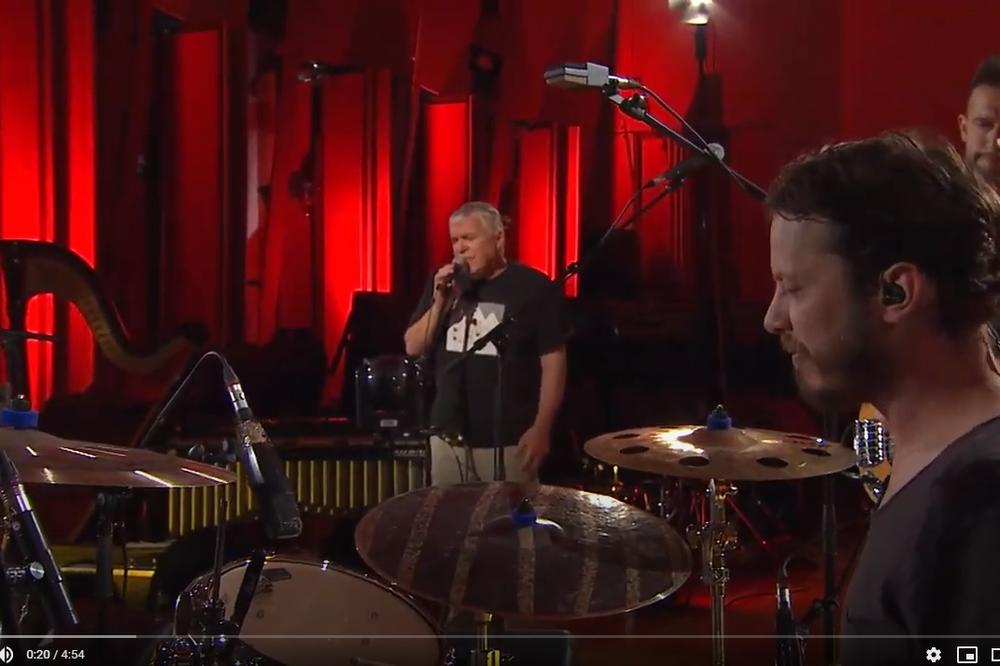 LAČNI FRANZ SE TIHO VRATIO MOĆNOM PESMOM - poslušajte i pročitajte prevod na srpski