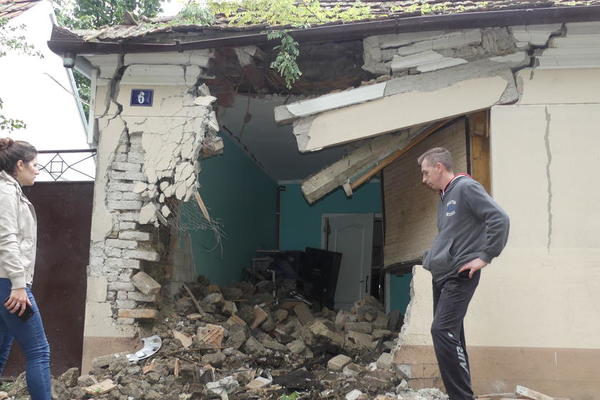 ŽENA IM SE KOLIMA ZARILA U KUĆU, NAPRAVILA RUPU U FASADI: Par iz Kikinde nije znao ŠTA IH JE SNAŠLO (FOTO)