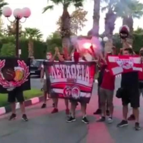 GEJT 7 NAPRAVIO LUDNICU U NIKOZIJI: Piro spektakl ispred stadiona ispratio igrače Zvezde u odlučujući meč! (VIDEO)