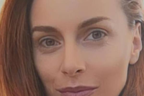 SVI GLEDAJU NOVU DEVOJKU KOJA ĆE MENJATI JOVANU JOKSIMOVIĆ, I ONA IMA CRVENU KOSU: Kao da je ista voditeljka?