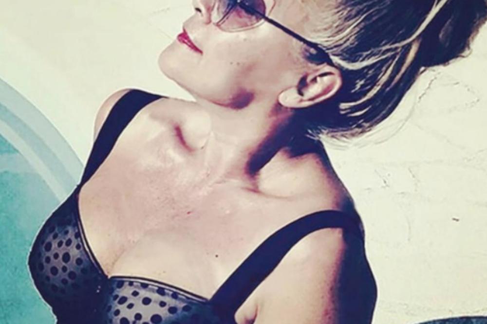 GLUMICA POZIRALA U KUPAĆEM U 57. GODINI! Pohvale samo pljušte, izgleda SJAJNO! (FOTO)