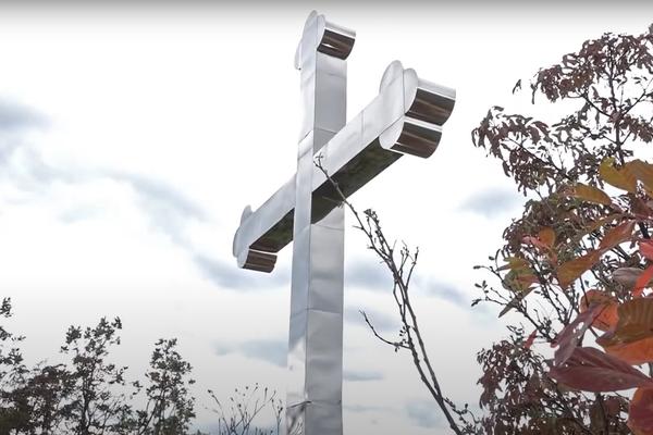 U LEPOSAVIĆU POSTAVLJEN KRST VISOK NEVEROVATNIH 20 METARA: Svojim kracima grli svakog (VIDEO)