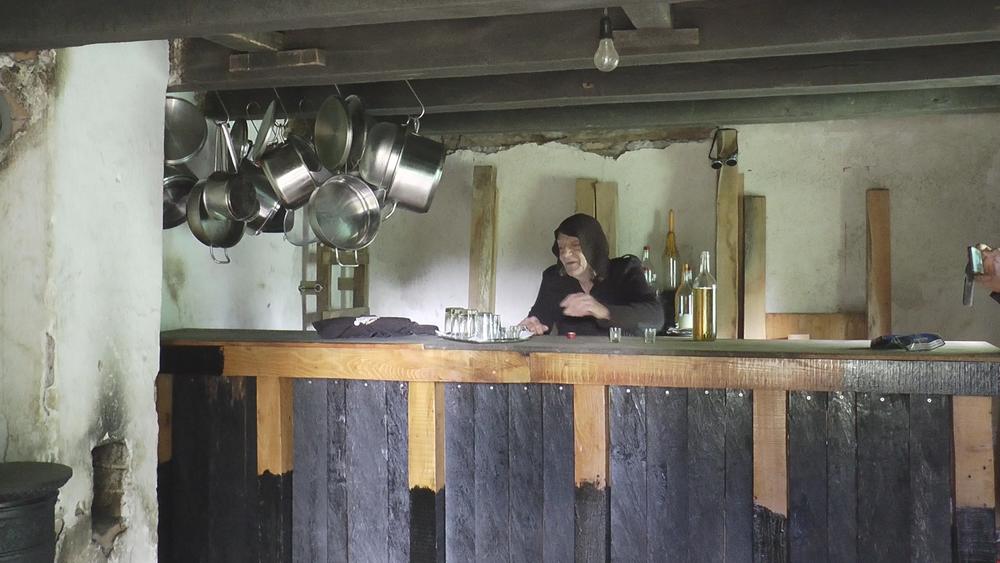 Podrum gde služi srpsku rakiju