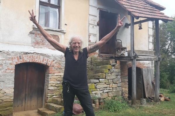 JEDNOM AMERIKANCU JE SRBIJA OBEĆANA ZEMLJA: U selu kupio propalu kuću, a u podrumu služi SVOJ SPECIJALITET (FOTO)