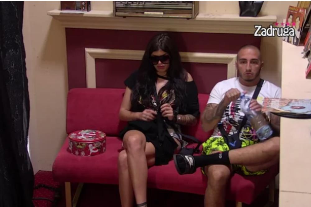 ANĐELA ANAKONDA SLALA VUKU MOBU SE*SI PORUKE! Pere se od pitanja, tvrdi da je davno bilo! I onda je OVO usledilo!