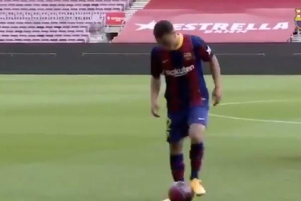 OBRUKAO SE KAO NIKO NA PROMOCIJI: Novi igrač Barselone na stubu srama posle ovoga! (VIDEO)