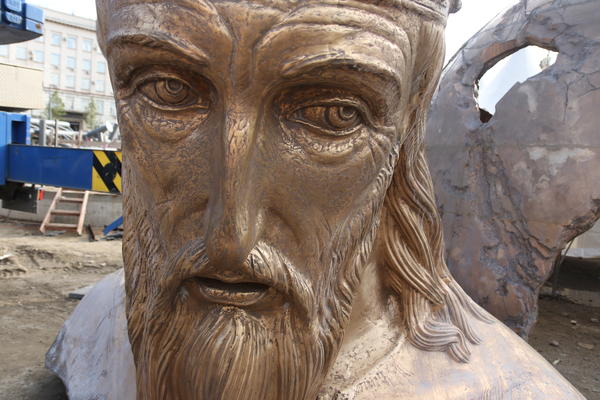 POSTAVLJA SE TRAVA OKO STEFANA NEMANJE: 67 radnika JKP Zelenilo Beograd neumorno radi na SAVSKOM TRGU, imaju ROK!