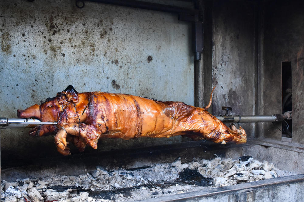 VANREDNO STANJE U SRPSKIM PEČENJARAMA UOČI PRAZNIKA: Cene jagnjetine otišle previsoko, a sve je već sad rasprodato
