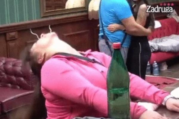 OVO JE ZASTRAŠUJUĆE, NEKA JE NEKO ODVEDE U LUDNICU! Miljana Kulić odjednom počela da TRESE GLAVOM,kao u HOROR FILMU