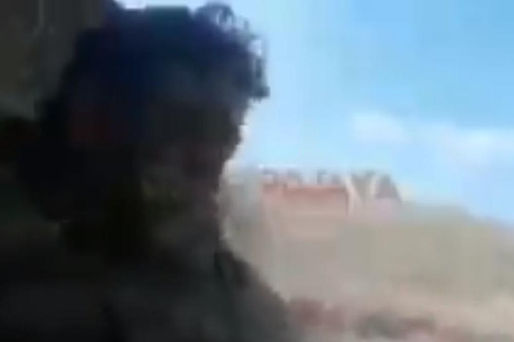 UZNEMIRUJUĆE, SNIMAK STIGAO DIREKTNO SA FRONTA Sirijski plaćenik moli za pomoć dok oko njega padaju granate (VIDEO)