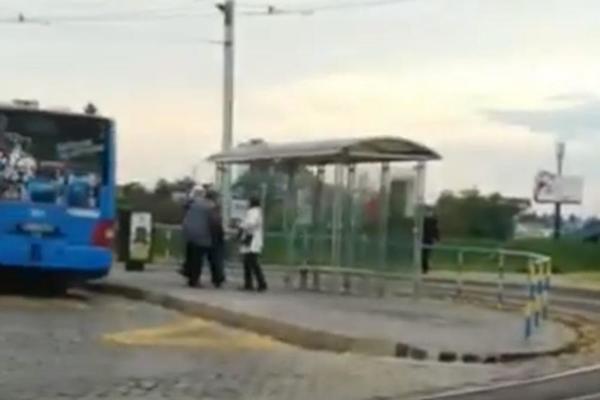 3 BABE SE POBILE U CENTRU GRADA! Makljale se samo tako, IMA I SNIMAK! Radnik obezbeđenja ih JEDVA RAZDVOJIO