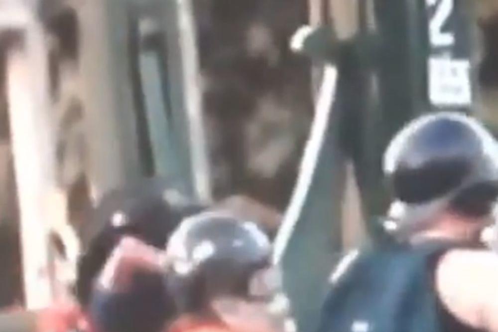 POLICAJAC BACIO MALOLETNIKA U REKU: Dečaku se bore za život, JEZIVE SCENE NA PROTESTU U GLAVNOM GRADU! (VIDEO)