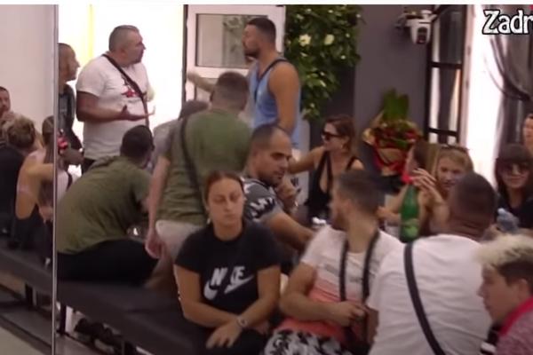 EVO ZBOG ČEGA JE STIGLO PISMO DISKVALIFIKACIJE MIKIJU IZ ZADRUGE! Šok snimak tuče njega i Tomovića! (VIDEO)