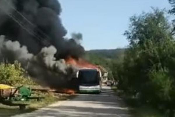KULJAO CRNI DIM: Kod Vranja se zapalio autobus pun putnika, HAOS (VIDEO)