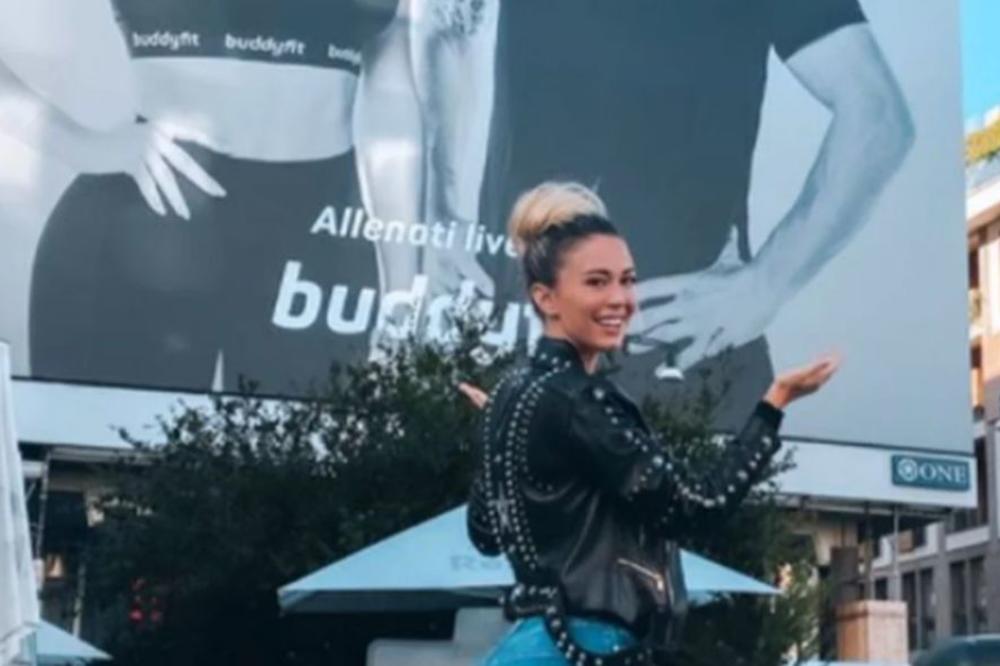 DILETA POZIRALA PORED BILBORDA NJE I IBRE, ALI KO JOŠ GLEDA U TO: Niko ne može da skloni pogled s druge stvari