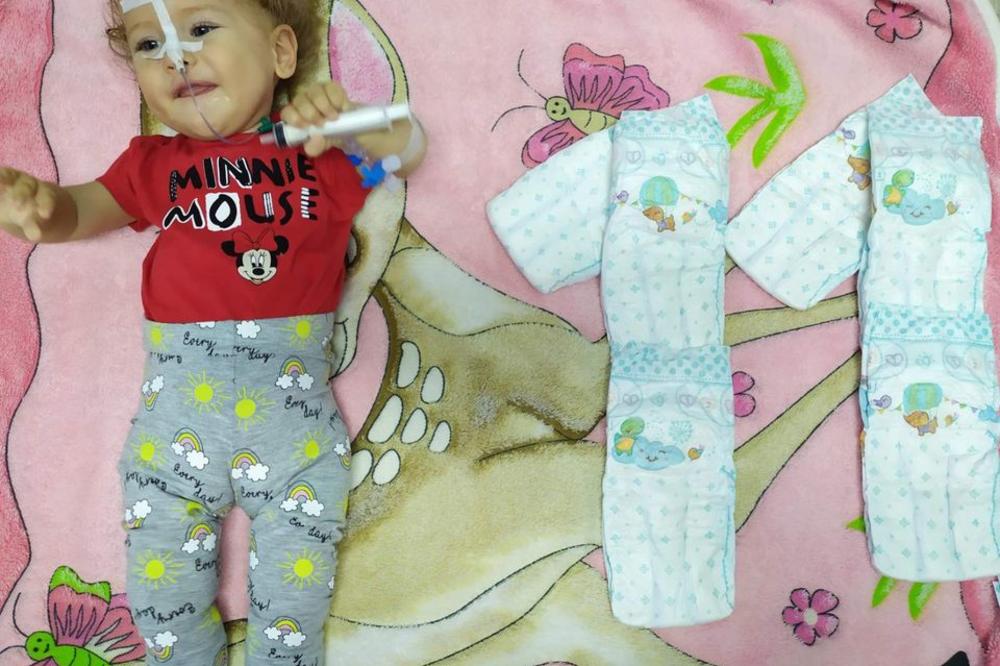 MALA LANA JE JUČE NAPUNILA 11 MESECI: Ova beba ima samo jednu rođendansku želju, MORAMO DA JOJ JE ISPUNIMO! (FOTO)