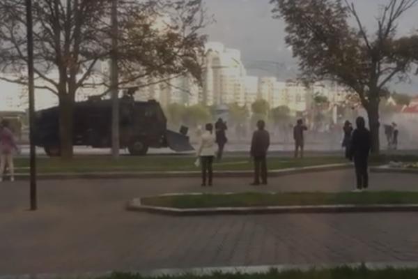 SITUACIJA SE NE SMIRUJE: Policija u Mjanmaru vodenim topovima rasterala demonstrante!