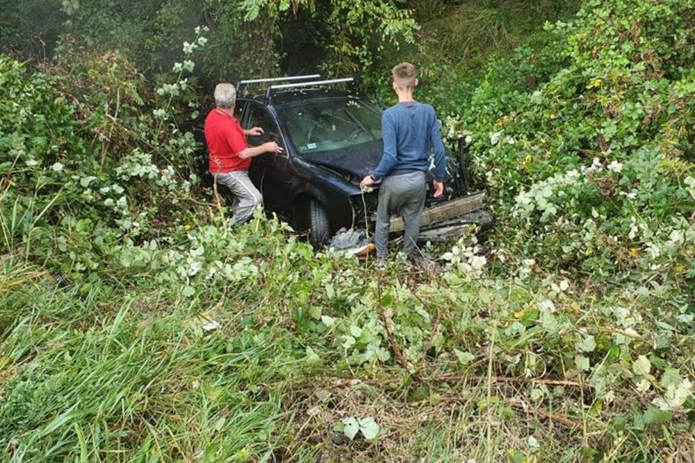 SAOBRAĆAJNA NESREĆA KOD KRALJEVA: Automobilu otpao točak pa se zakucao u kamion, ljudi skamenjeno gledaju (FOTO)
