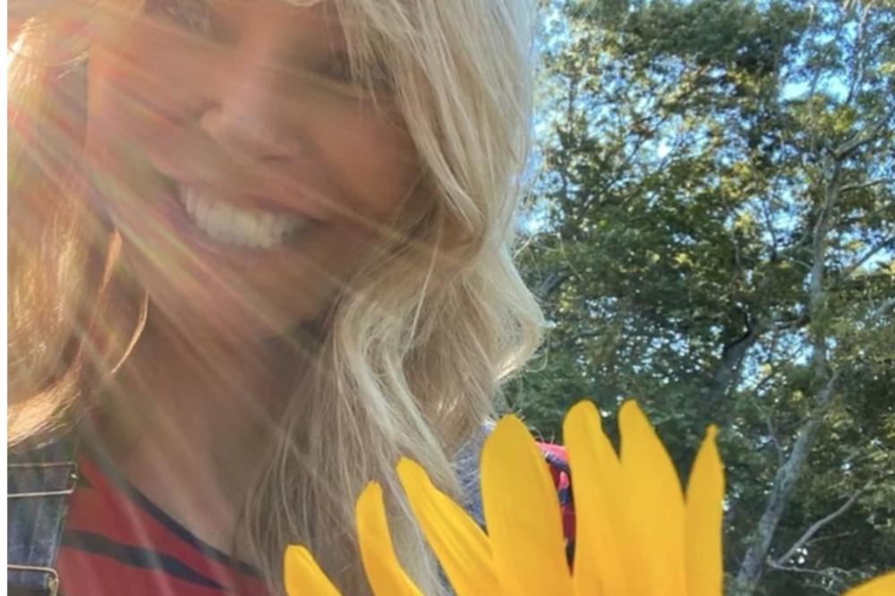 POZNATA MANEKENKA PRONAŠLA NEŠTO SKANDALOZNO što joj pomaže da u sedmoj deceniji izgleda OVAKO! (FOTO)