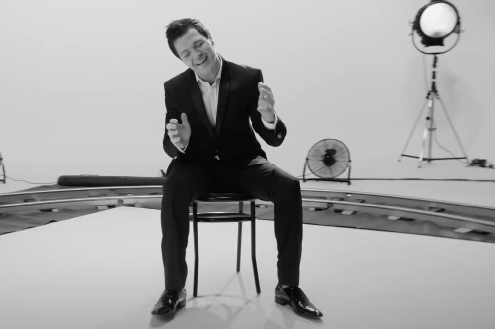 ČUVENI SRPSKI PEVAČ NAPUSTIO ZEMLJU I POČEO DA RADI KAO ŠANKER U ŠPANIJI: Slikali ga, evo kako IZGLEDA NA POSLU