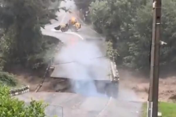 NEVIĐENA SNAGA POPLAVA: Smrt ne preti samo od bujice! Zastrašujuć snimak EKSPLOZIJE dok voda guta put! (VIDEO)