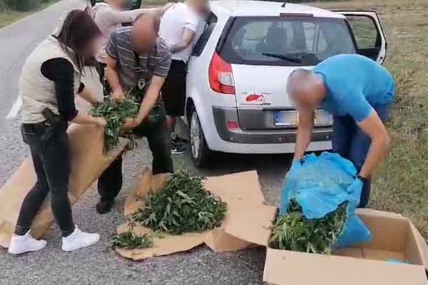 NEZAPAMĆENA AKCIJA SRPSKE POLICIJE: Zaustavili su ovaj SCENIC kod Ćuprije, a unutra su pronašli... (FOTO)