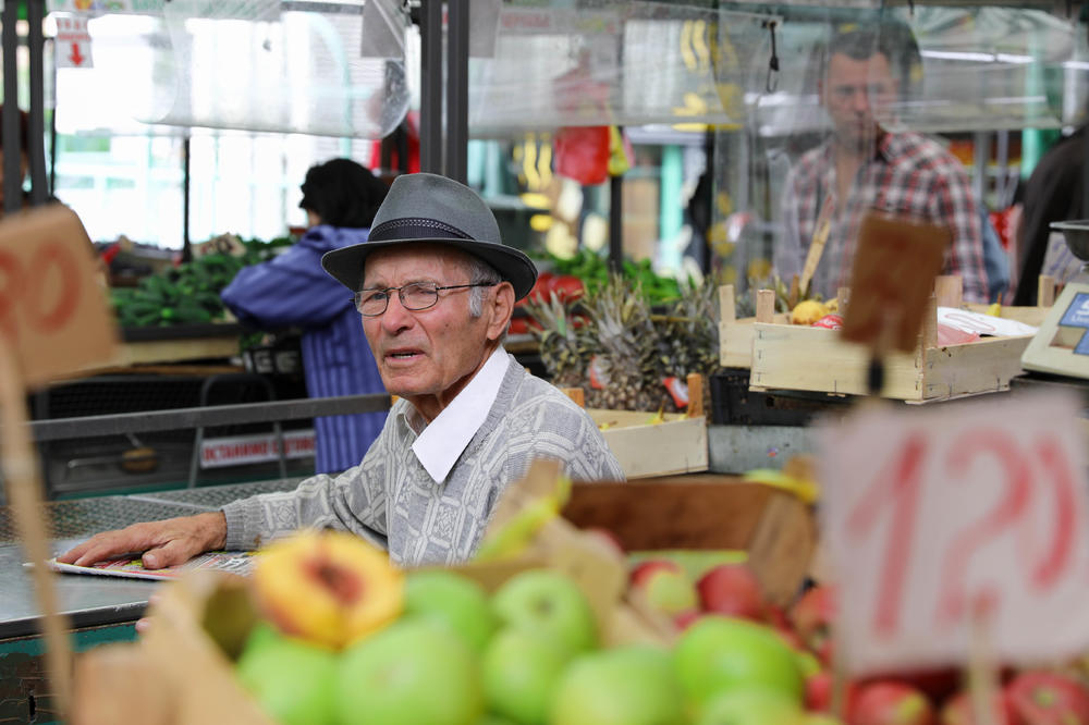 ŽIVORAD VEĆ 70 GODINA RADI NA PIJACI: Za sebe kaže da je jedini PREOSTALI SRPSKI SELJAK, kod njega je UVEK RED